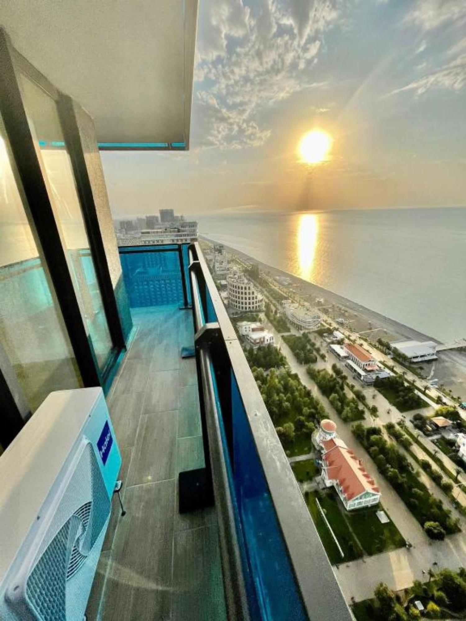 Orbi City Sea View Aparthotel Batumi Exteriör bild