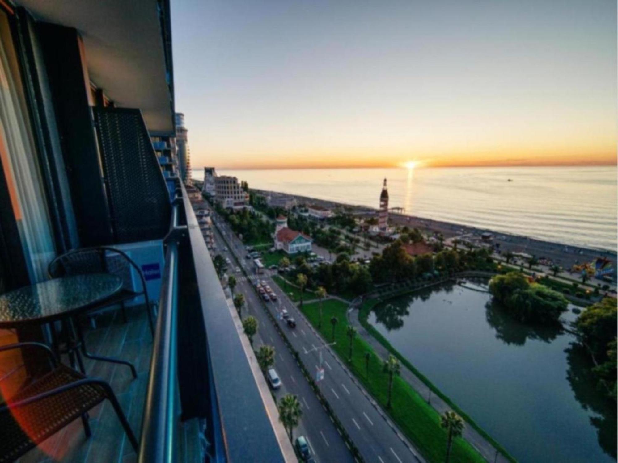 Orbi City Sea View Aparthotel Batumi Exteriör bild